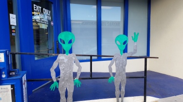 aliens-outside-store-roswell-nm